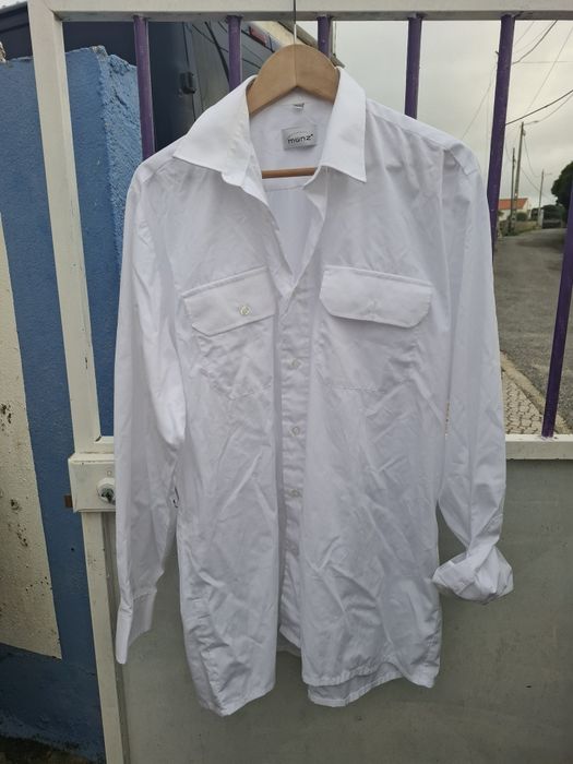 Camisa de homem branca.