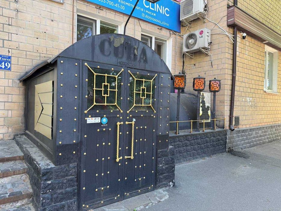 Повністю укомплектоване кафе з усім необхідним обладнанням