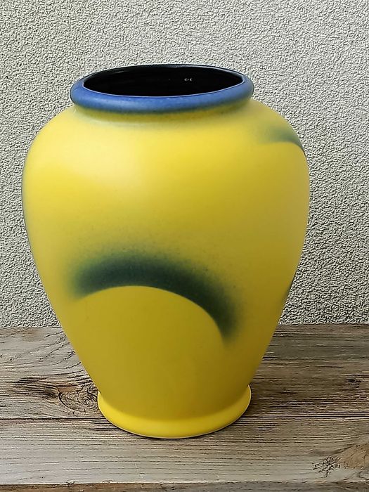 Neonowy wazon ceramiczny