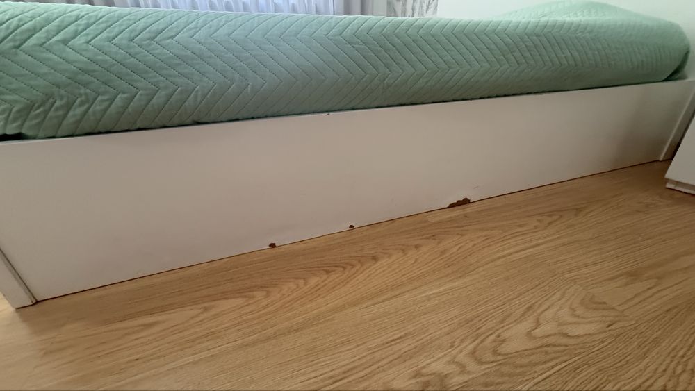 Cama de casal com mesa de cabeceira 300€