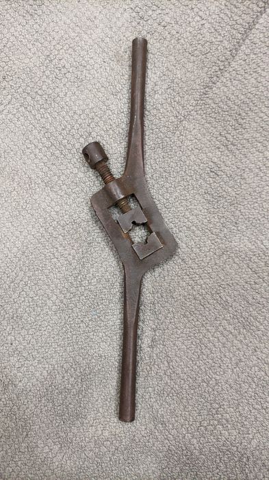 Старинная плашка для резьбы.