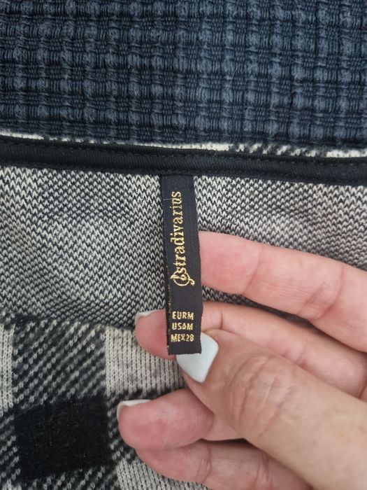 Caixa com roupa variada
