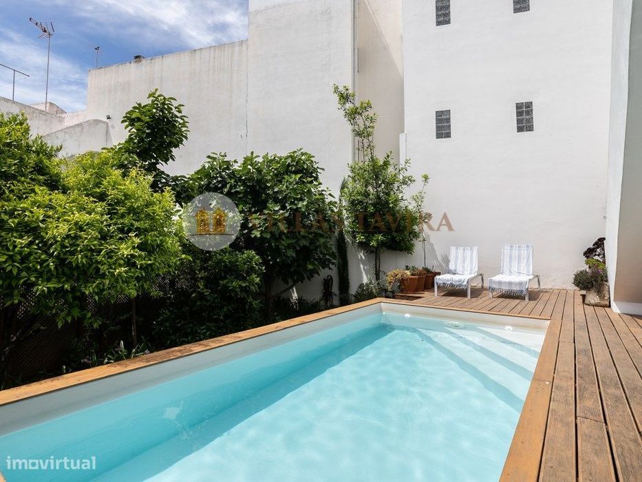 Moradia no Centro da Cidade com Jardim, Piscina e Garagem