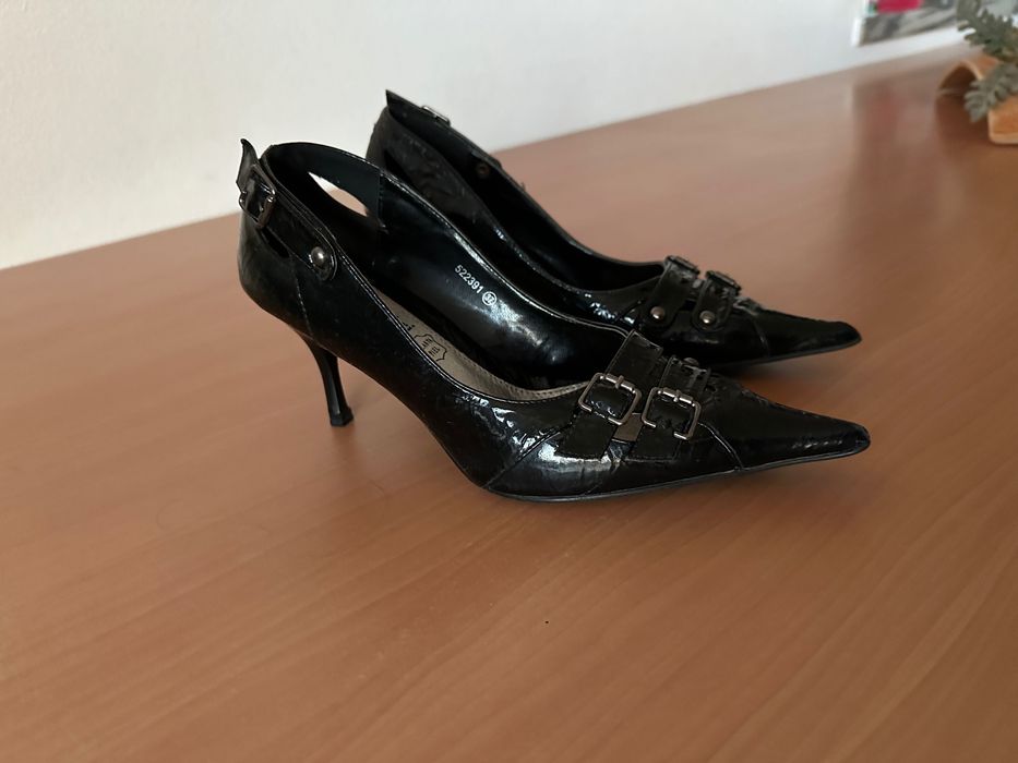 Sapatos Pretos Verniz Nº 37