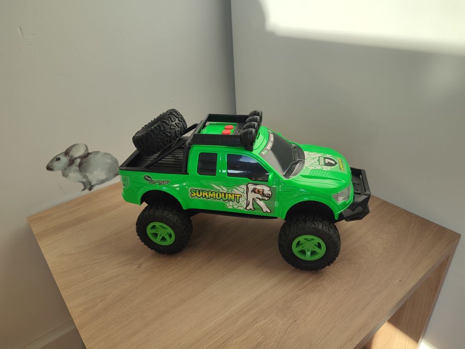 Auto terenowe z sygnałami i światłami