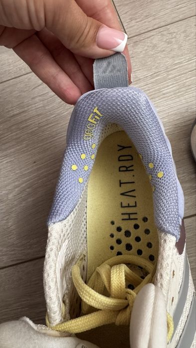 Кросівки Adidas жіночі