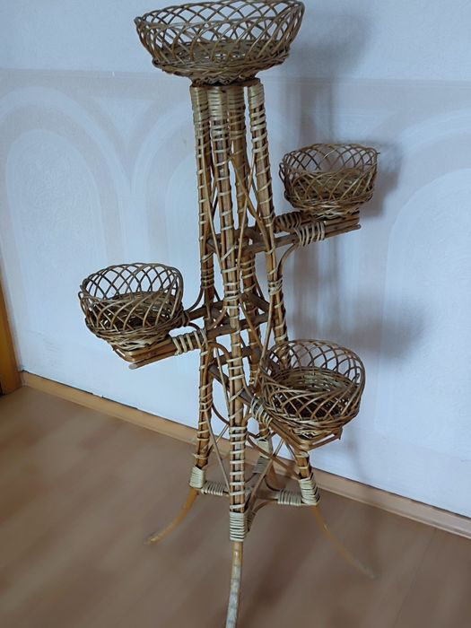 Подставка для цветов из лозы