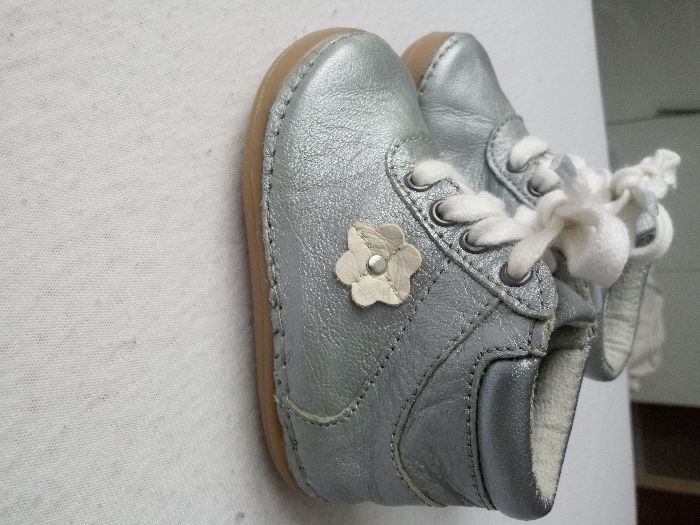 Sprzedam skórzane buciki w kolorze srebrnym rozmiar 18