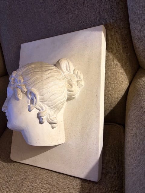 Cabeça em gesso representando uma cabeça de mulher.