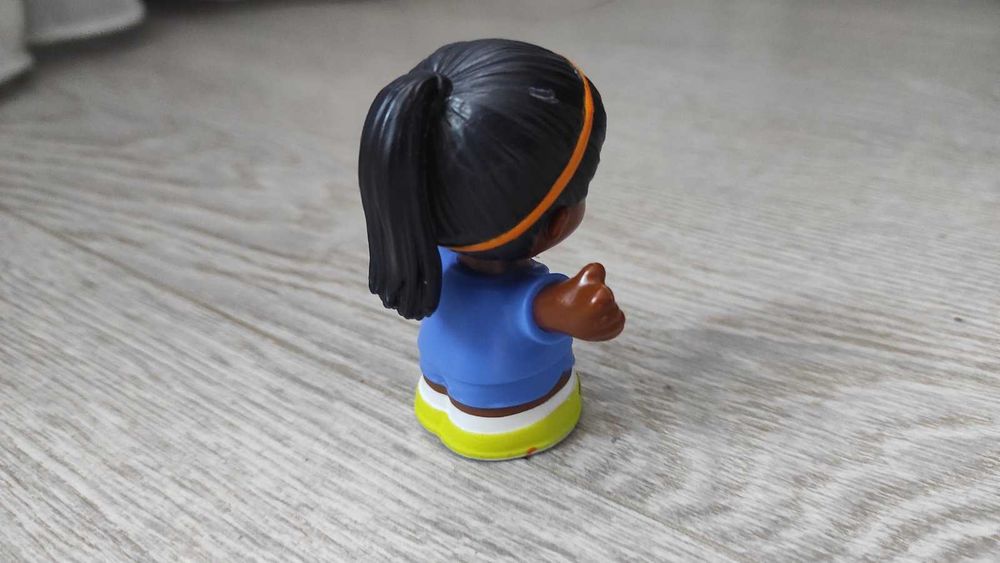 fisher price little people дівчинка футболіст фігурка