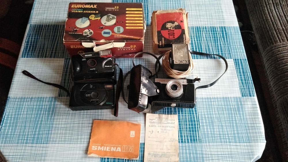 Aparat Smena z czasów PRL-u, lampa błyskowa, odtwarzacz VCD...