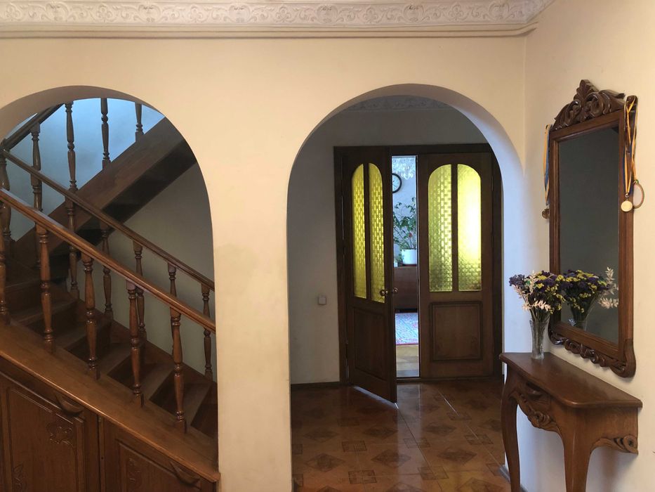 Трехэтажный дом 300 м² с участком 7 соток от собственника