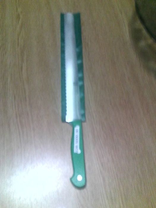 Facas de serrilha diversas