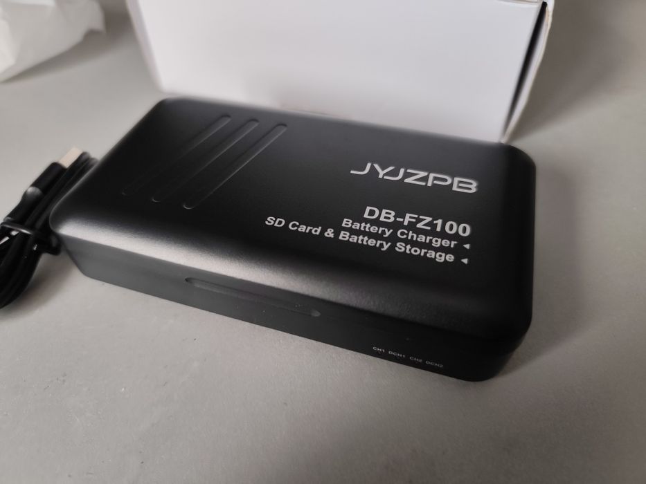 ładowarka do akumulatorów aparatu Sony NP-FZ100 wraz z dwoma bateriami