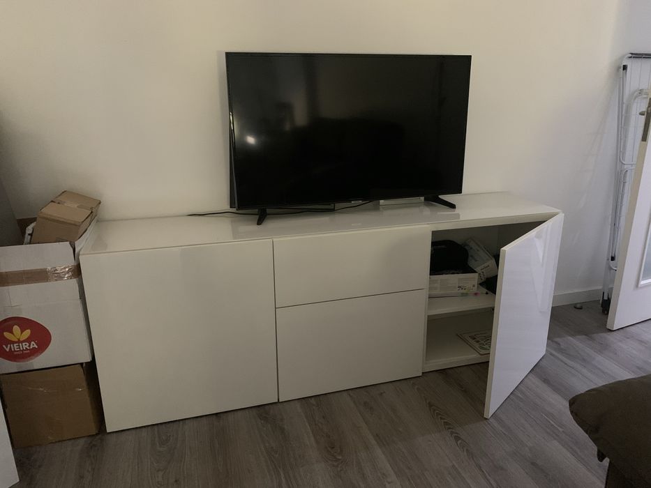 Aparador com base de vidro