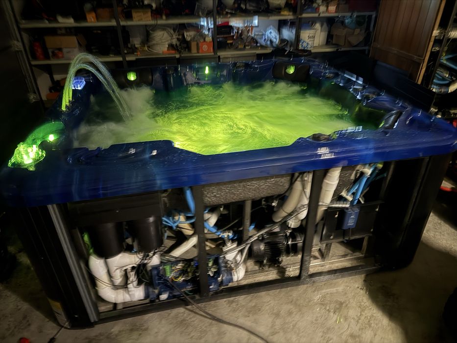 Jacuzzi nowe uszkodzone podczas transportu