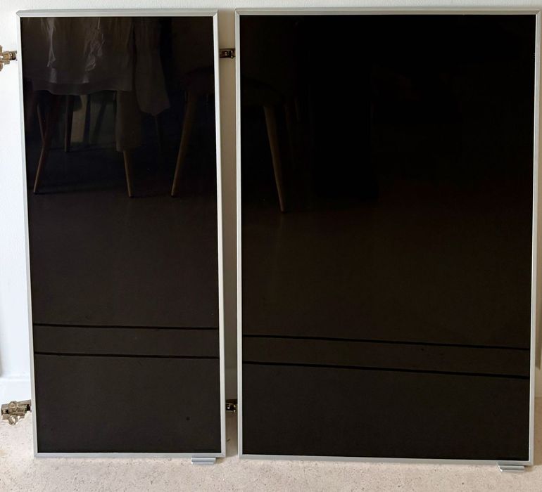 Portas IKEA JUTIS em alumínio e vidro preto armário cozinha