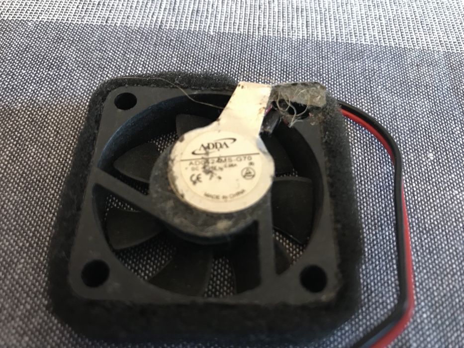 Silniczek, wentylatorek, obsadka żarówki. Skarby z piwnicy.