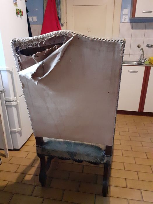 Bardzo Stary fotel do odnowienia