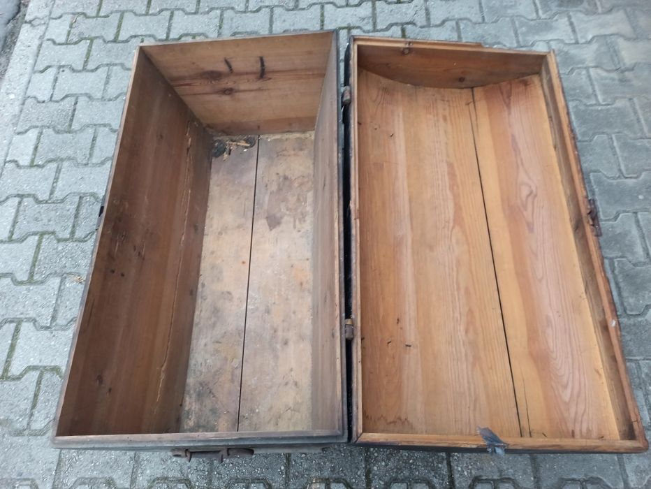 Stary, duży, zabytkowy kufer