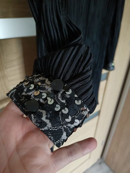 Zjawiskowa sukienka plisowana z cekinami