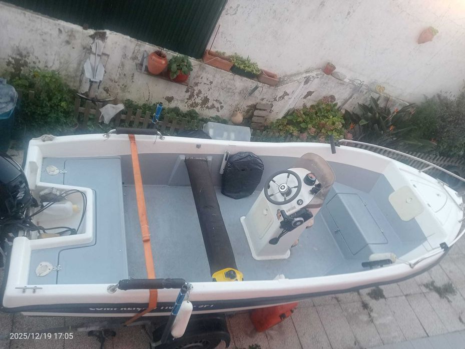 Embarcação de recreio em bom estado