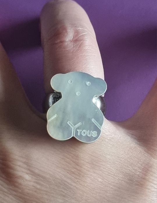 Anel prateado, em aço, com ursinho em madrepérola. T17