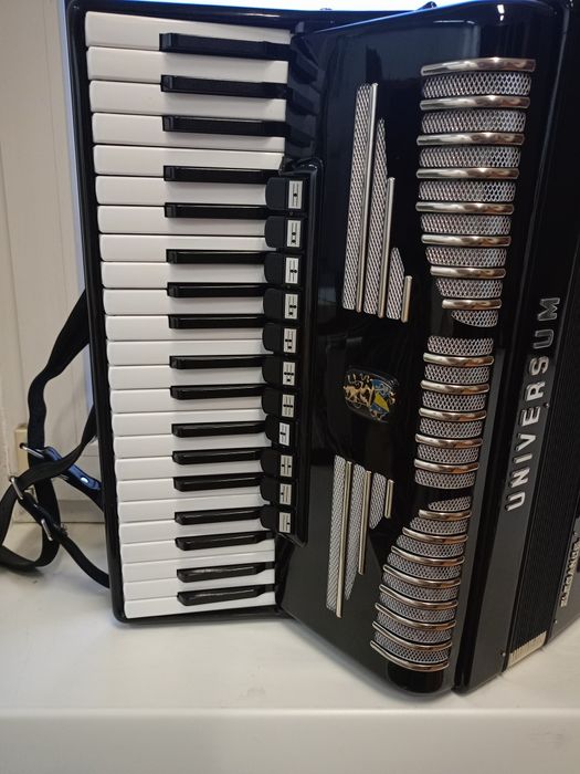Akordeon 120 basów marki Weltmeister/Uniwersum . Okazja!