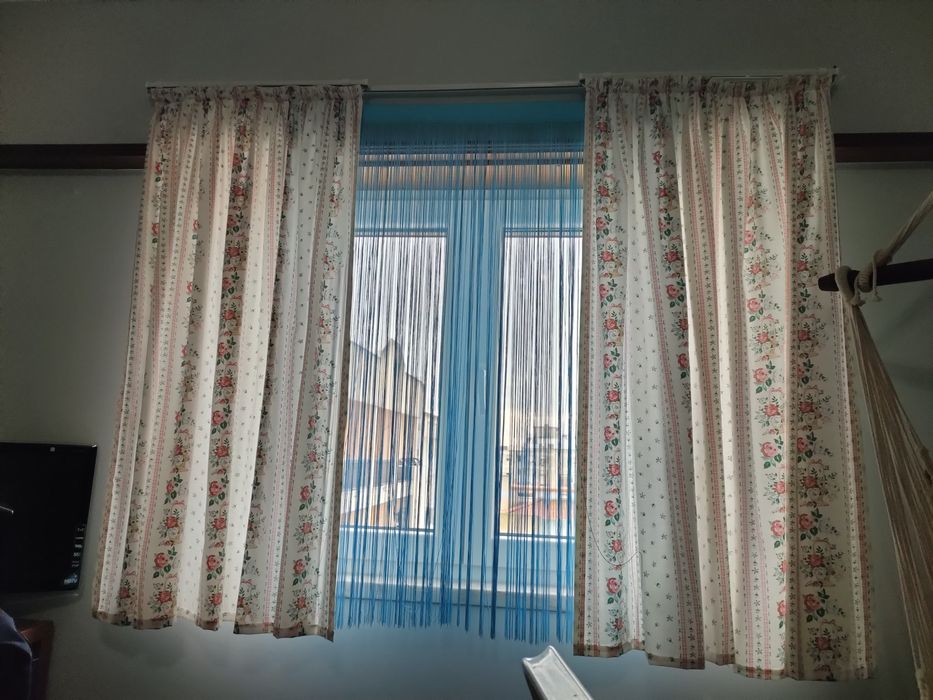 Cortinados com varão e calhas de quarto de menina