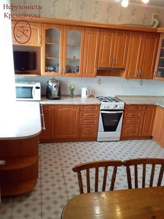 Продаж 3-поверхового будинку біля лісу та річки