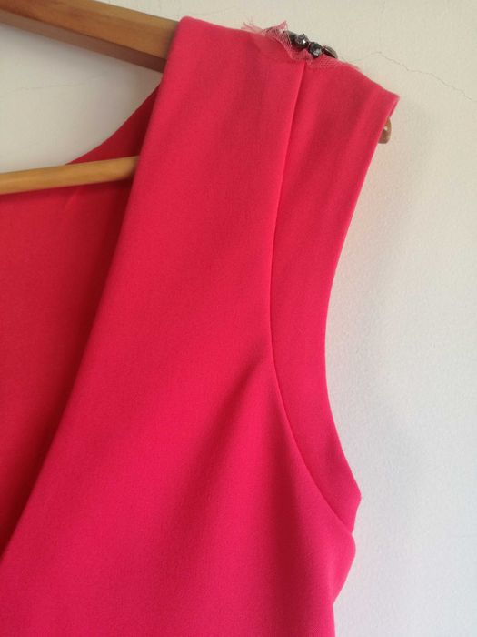 Vestido rosa com aplicações nos ombros Tam.S Zara