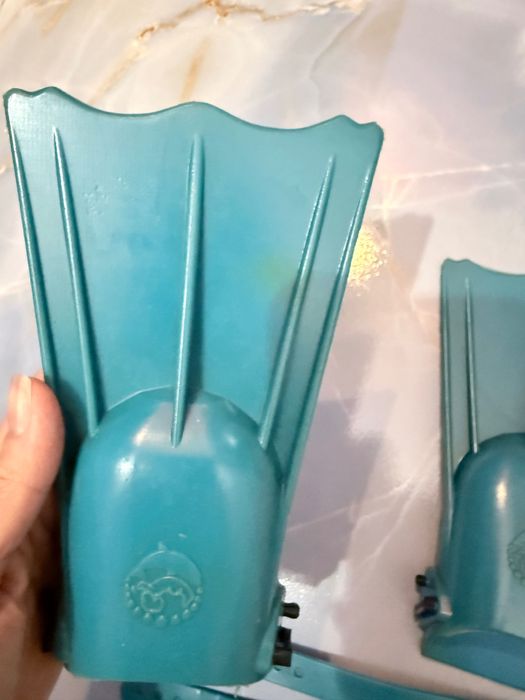 Розовые и синие детские ласты для бассейна й