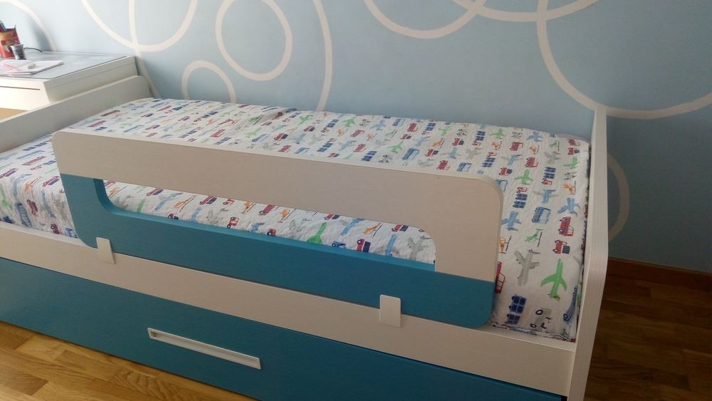 Cama e mesa cabeceira