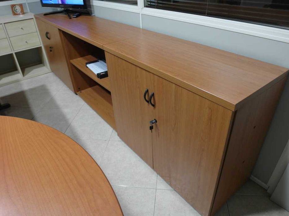 Móvel inferior para escritório com portas e estado novo