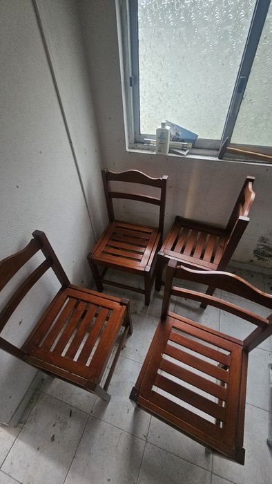 Conjunto 4 cadeiras madeira.