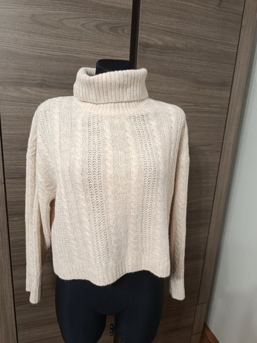Beżowy sweter z golfem rozmiar M