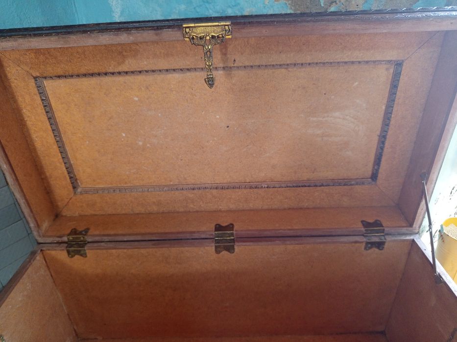 Arca esculpida com gravuras