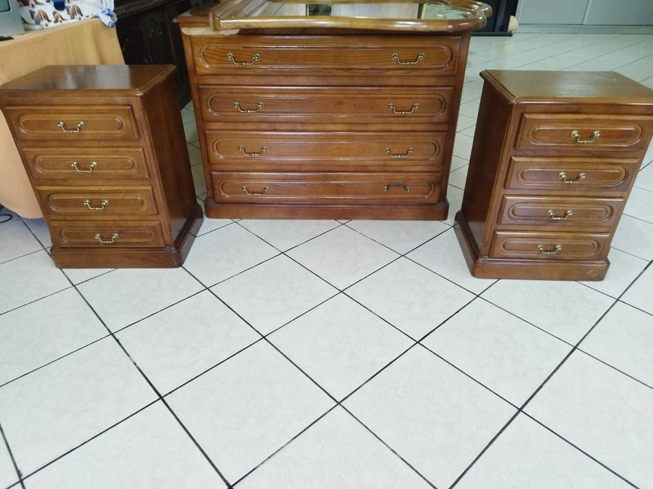 Cama de solteiro, cómoda, mesinhas de cabeceira e espelho