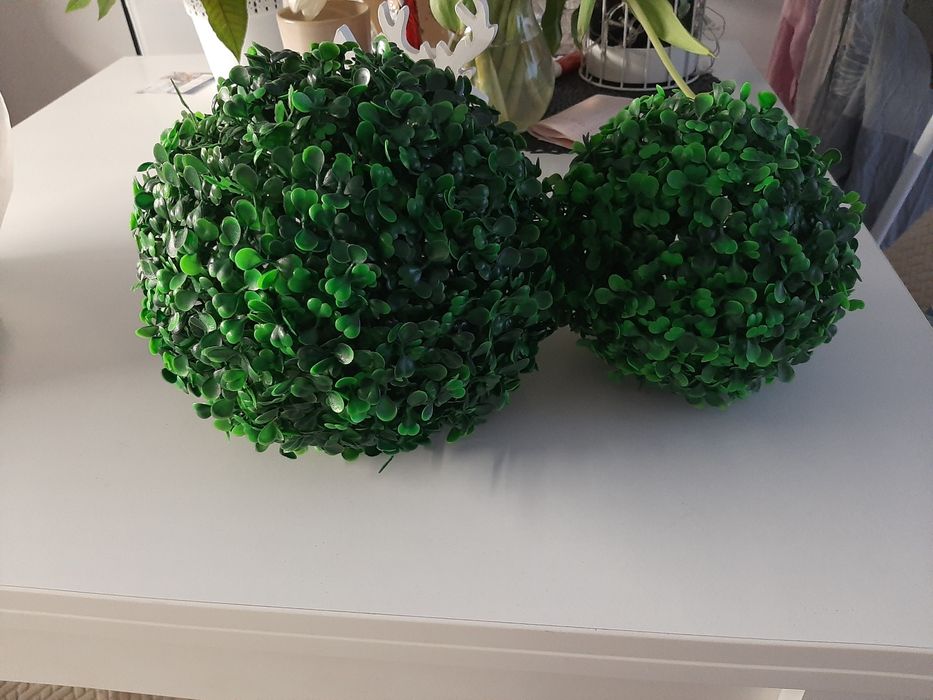 Kule ze sztucznego bukszpanu