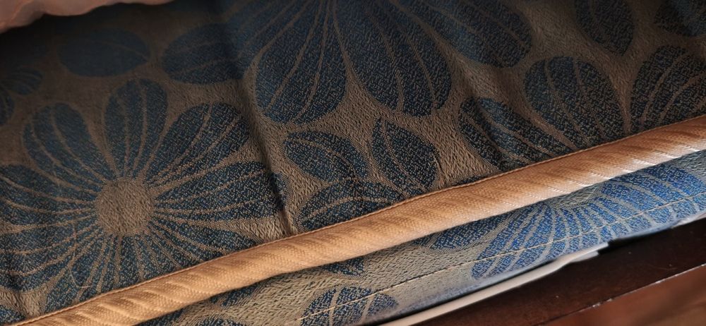 Cama, mesas de cabeceira e armário