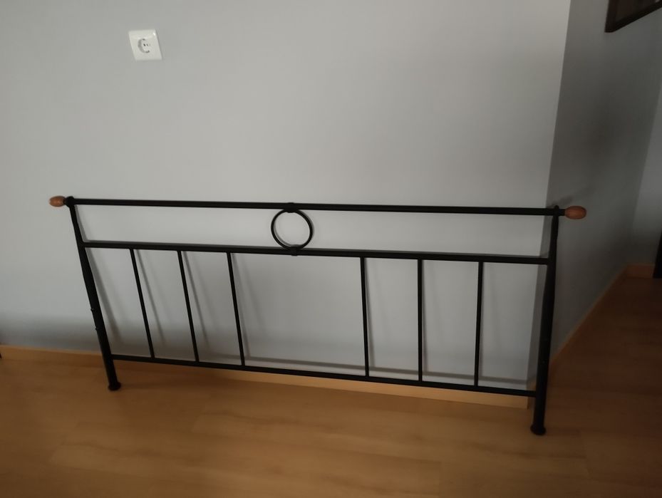 Cama de ferro de casal moderna em bom estado