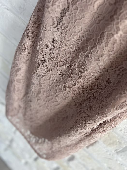 Sukienka z falbaną koronkowa pudrowy róż Mohito XS