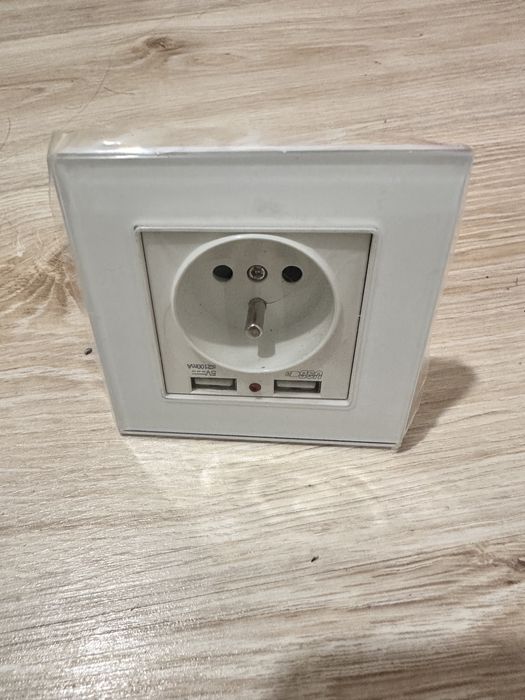 Tomada eletrica com USB431154491724943362