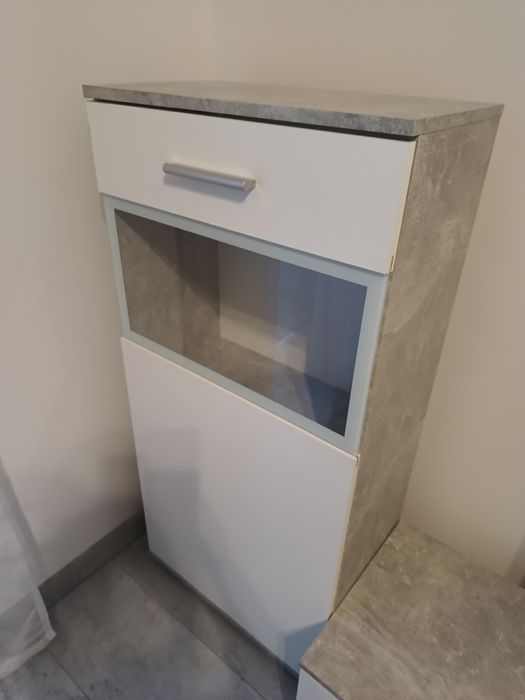 Zestaw mebli do salonu z witrynami biel+ jasny beton