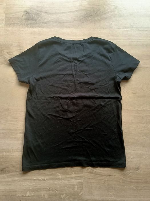 Czarny t-shirt z nadrukiem