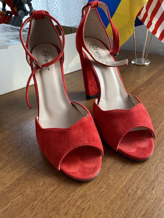 Замшеві босоніжки в чудовому стані. Каблук 10см