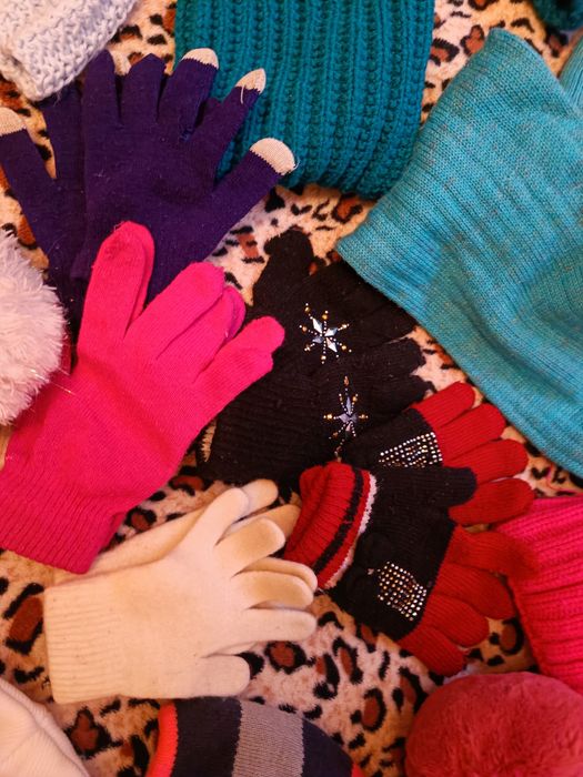 Шапки, шарфы, береты, перчатки.