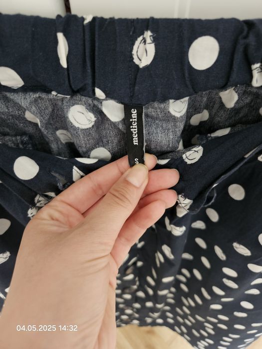 Spódnica rozkloszowana z kieszeniami w grochy