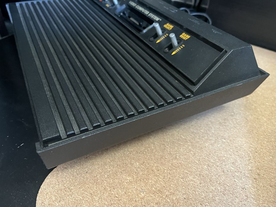 Konsola Atari 2600  + Uno Cart  wygląda jak nowa.