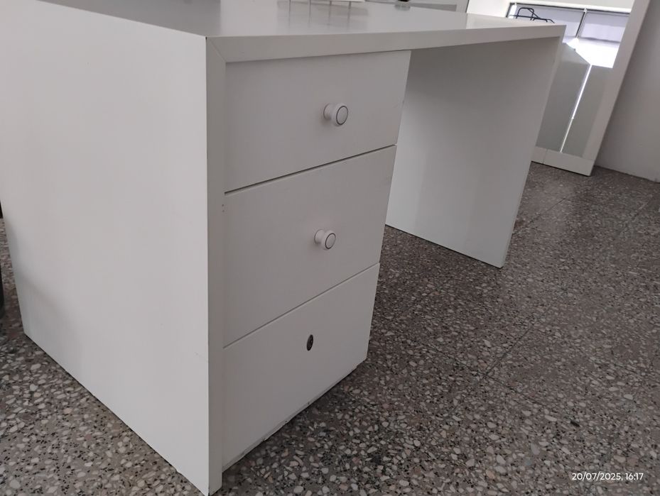 Secretária branca 130×69×78 cm com 3 gavetas – espaçosa